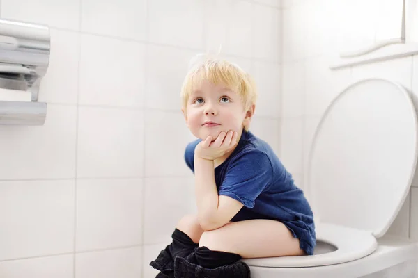 Netter kleiner Junge in der Toilette — Stockfoto