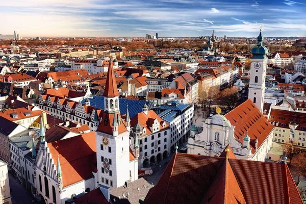 München centrum panoramautsikt över stadsbilden se med rådhuset och Heiliggeistkirche — Stockfoto