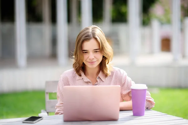 Young woman studying/working and enjoying beautiful day — Stock Photo, Image