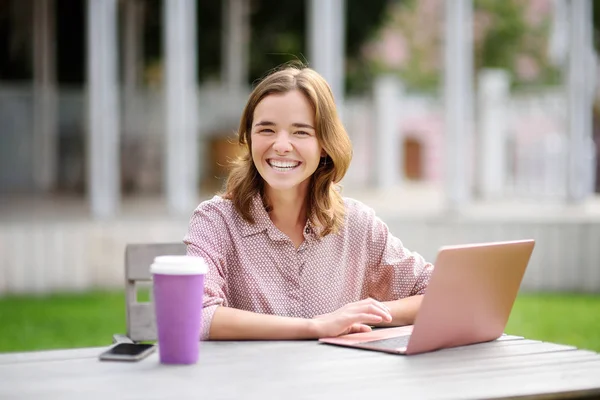 Ung kvinna som studerar/arbetar och njuter av vacker dag — Stockfoto