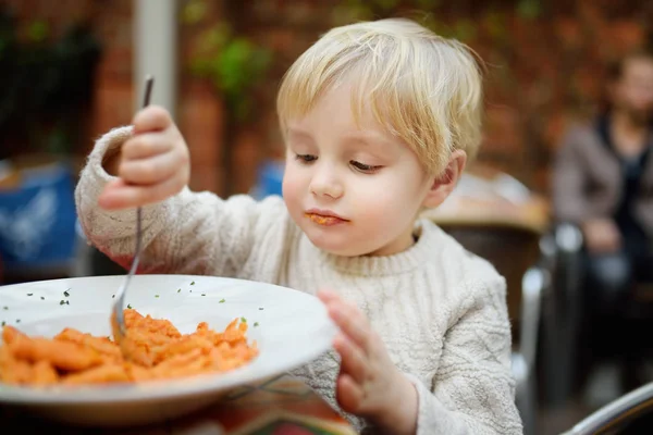 屋内レストランでイタリア語でパスタを食べるかわいい幼児少年 — ストック写真