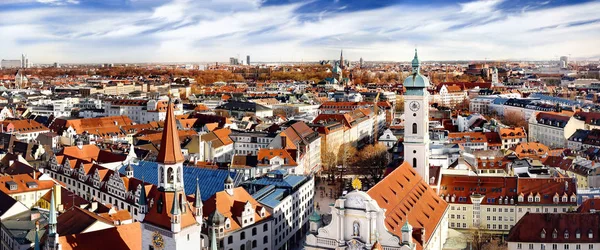 München centrum panoramautsikt över stadsbilden se med rådhuset och Heiliggeistkirche — Stockfoto