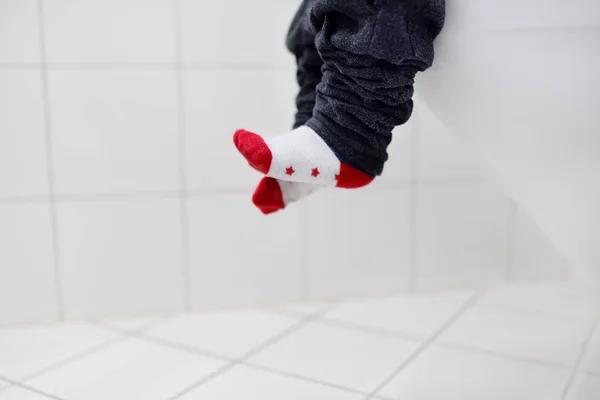 화장실을 사용 하는 유아 소년 trainig의 클로즈업 사진 — 스톡 사진