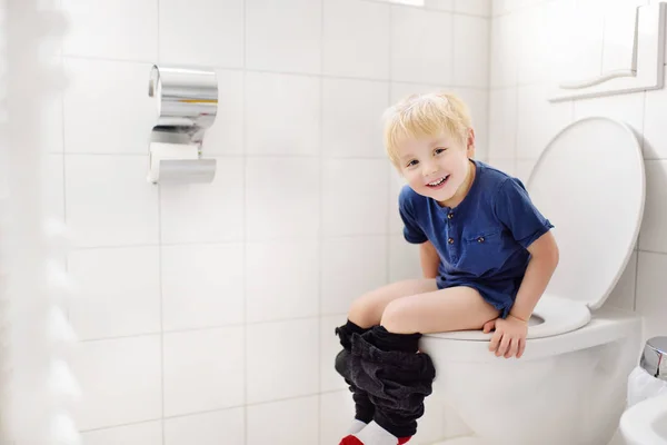 Sød lille dreng på toilettet - Stock-foto