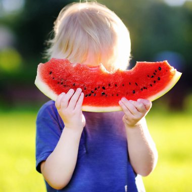 Taze karpuz yeme ile sevimli beyaz çocuk
