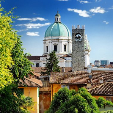 Duomo kubbe Brescia kasabada güzel gün batımı görünümü