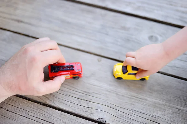 Pai com seu filho brincando com carros de brinquedo — Fotografia de Stock