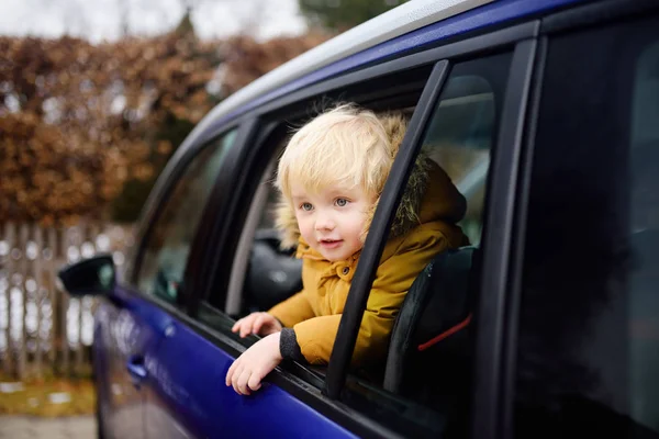 Ładny mały chłopiec gotowy do roadtrip lub podróży — Zdjęcie stockowe