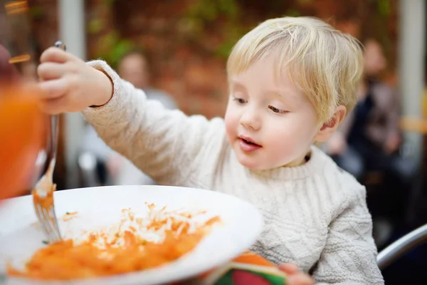 屋内レストランでイタリア語でパスタを食べるかわいい幼児少年 — ストック写真