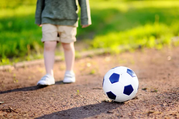 Menino se divertindo jogando um jogo de futebol / futebol no dia de verão — Fotografia de Stock