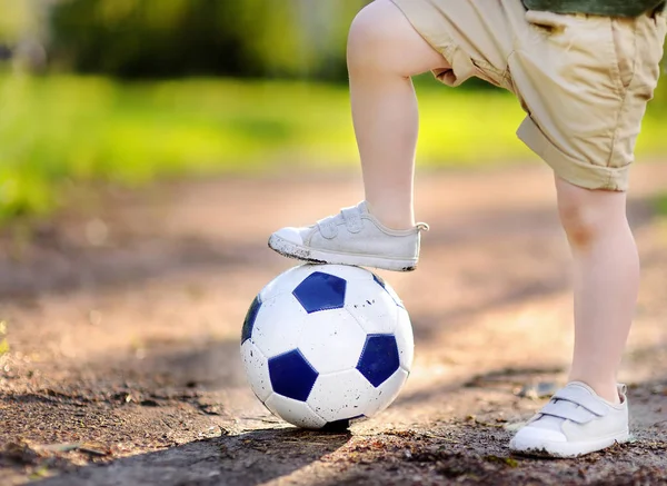 Menino se divertindo jogando um jogo de futebol / futebol no dia de verão — Fotografia de Stock