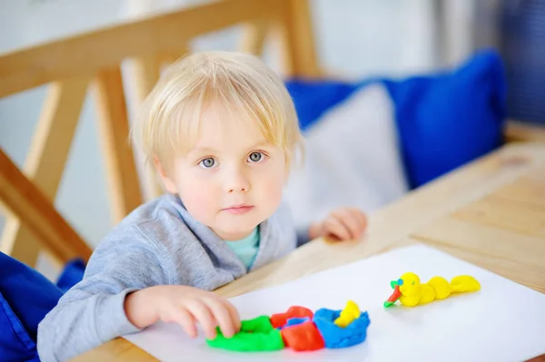 Kreativa pojke leker med färgglada modellering lera på dagis — Stockfoto