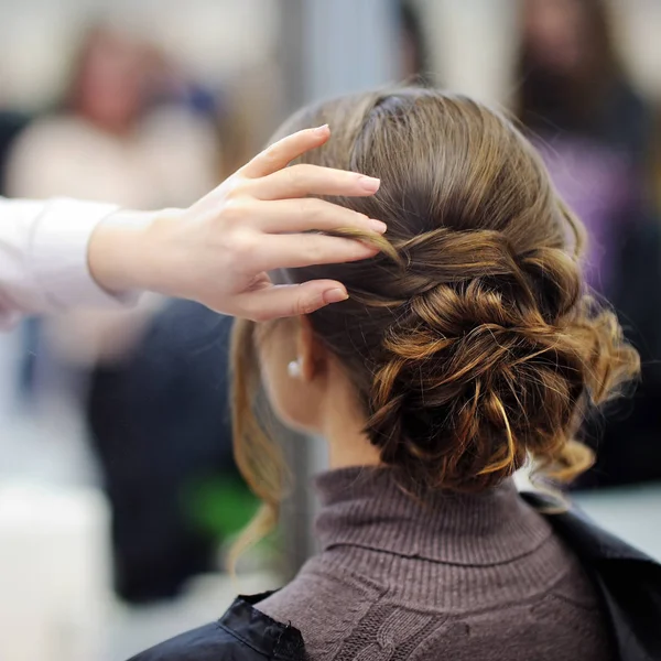 Jovem mulher recebendo seu cabelo feito antes da festa — Fotografia de Stock