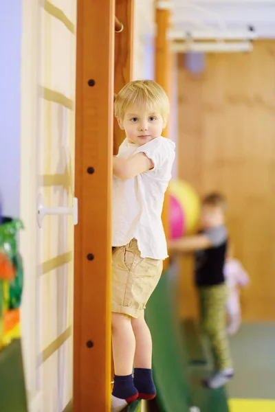 Active preschool boy during lesson in indoor sports hall/gym class — Stock Photo, Image