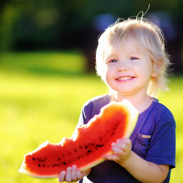 Lille pojken äta färsk vattenmelon utomhus — Stockfoto