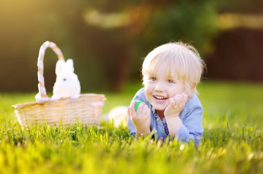 Paskalya yumurtası bahar Park için Paskalya gününde avcılık büyüleyici küçük çocuk
