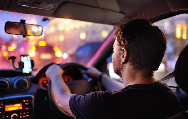 Motorista masculino montar um carro durante o engarrafamento da noite — Fotografia de Stock