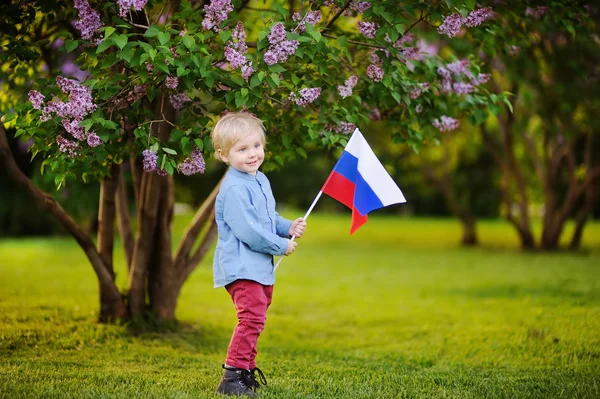 Bonito menino segurando bandeira russa. Crianças na Rússia. Conceito de eleição ou feriado nacional. Federação Russa — Fotografia de Stock