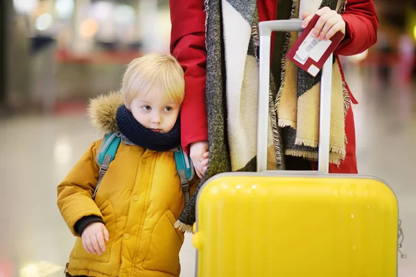Nahaufnahme von Frau mit kleinem Jungen am internationalen Flughafen — Stockfoto