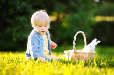 Paskalya yumurtası bahar Park için Paskalya gününde avcılık büyüleyici küçük çocuk