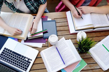 Genç öğrencilere kitap ve notlar kafede Üstten Görünüm