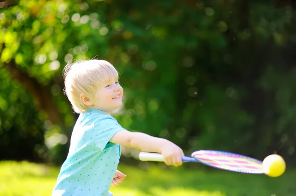 Niño jugando al bádminton en el parque de verano — Foto de Stock