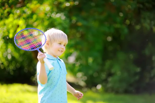 Niño jugando al bádminton en el parque de verano —  Fotos de Stock