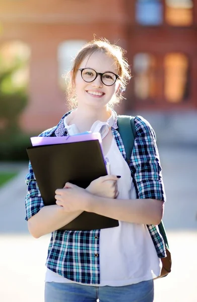 Jonge gelukkig student meisje met boeken en notities outdoors — Stockfoto