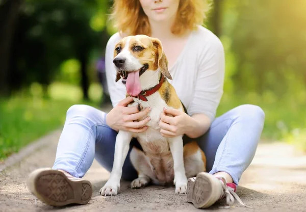 年轻美丽的女子，和比格犬 — 图库照片