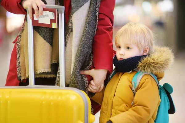 Крупный план фото женщины с маленьким мальчиком в международном аэропорту — стоковое фото