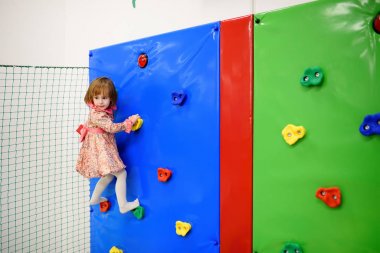 Şirin Bebek kız eğleniyor kapalı Eğlence Merkezi'nde çocuklar için