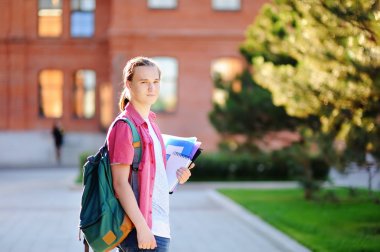 Zeki genç öğrenci üniversite kampüsü içinde