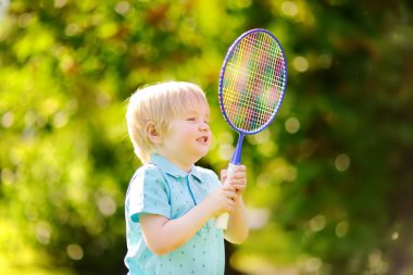 Badminton yaz parkta oynayan çocuk