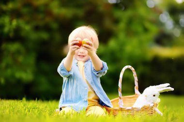 Paskalya yumurtası bahar Park için Paskalya gününde avcılık büyüleyici küçük çocuk