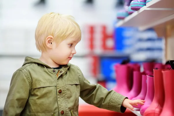Блондинка маленький мальчик во время покупок с родителями — стоковое фото