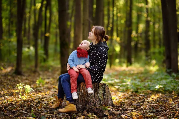 Menino com sua jovem mãe gosta de passear na floresta — Fotografia de Stock