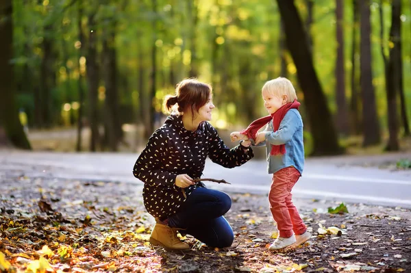 Ormanda yürüyüş sırasında oynayan genç annesi ile küçük çocuk — Stok fotoğraf