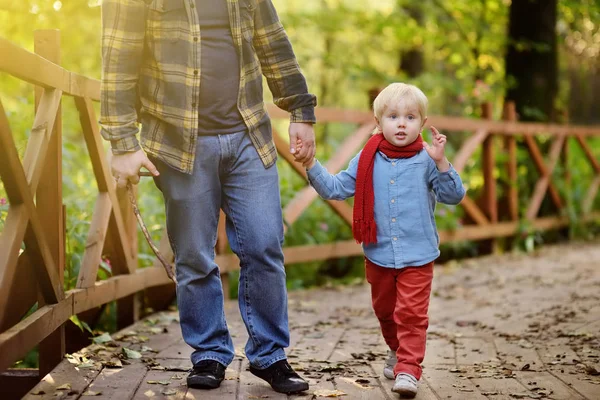 Vater und sein kleiner Sohn beim Wandern im Wald bei Sonnenuntergang — Stockfoto