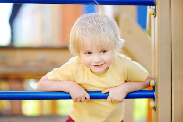 Ragazzino divertirsi sul parco giochi all'aperto — Foto Stock