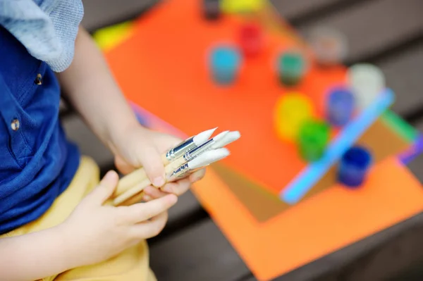 Bonito menino desenho com tintas coloridas no parque de verão — Fotografia de Stock