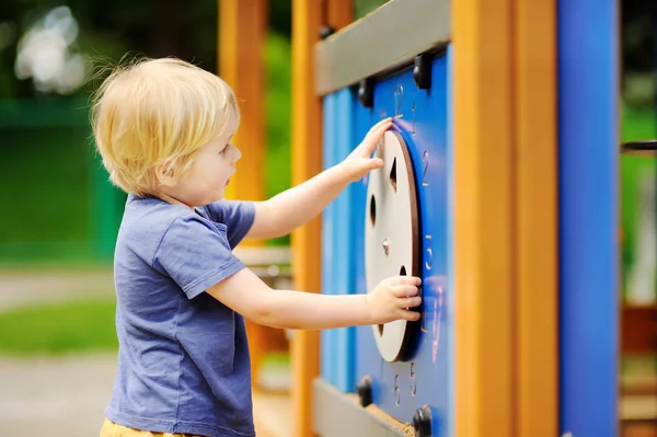 Мальчик веселится на открытой площадке или в детском саду — стоковое фото