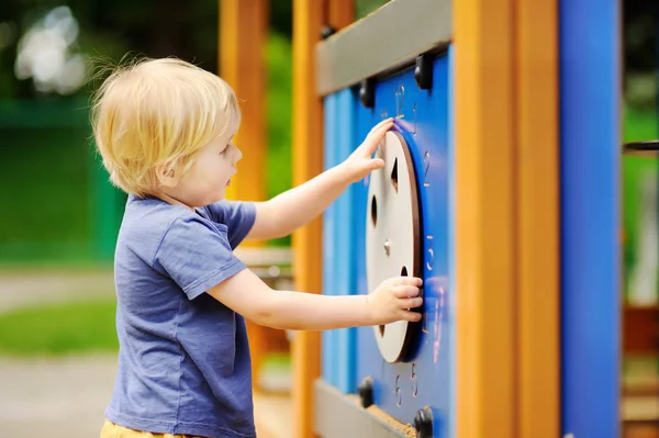 Jongetje met plezier op de speelplaats of in de kleuterschool — Stockfoto