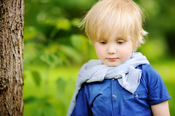 Retrato de menino durante passeio na floresta — Fotografia de Stock