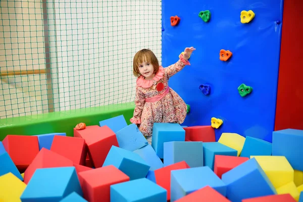 Şirin Bebek kız eğleniyor kapalı Eğlence Merkezi'nde çocuklar için — Stok fotoğraf