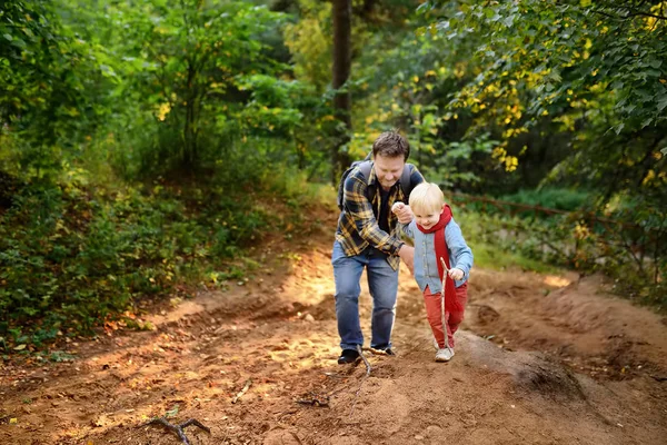 Père et son petit fils pendant les activités de randonnée en forêt — Photo