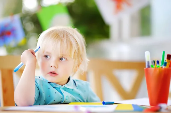Carino disegno bambino e pittura con pennarelli colorati all'asilo — Foto Stock