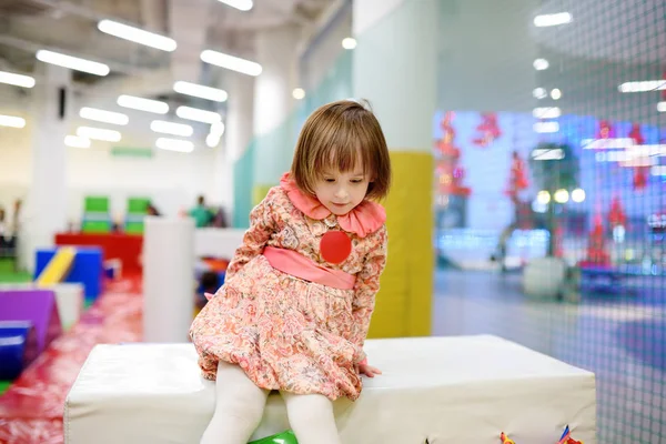 Мила дівчинка-малюк розважається в критому центрі дозвілля для дітей . — стокове фото