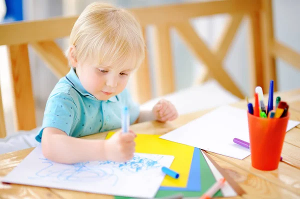 Milý chlapeček, kreslení a Malování s barevnými značkami ve školce — Stock fotografie