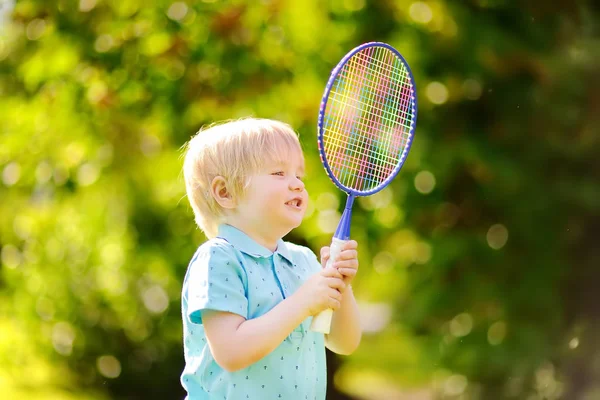 Kind spelen badminton in zomer park — Stockfoto