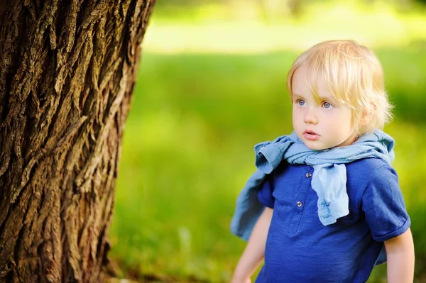 Ritratto di bambino durante una passeggiata nella foresta — Foto Stock